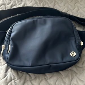 Lululemon Everywhere 2L Belt Bag (Large) Navy Blue